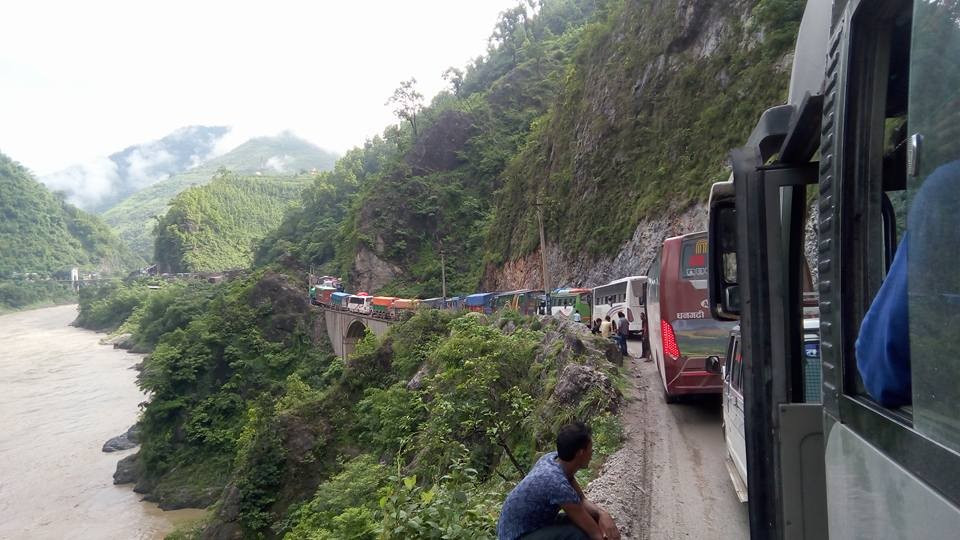 पहिरो पन्छाएपछि खुल्यो नारायणगढ–मुग्लिन सडक