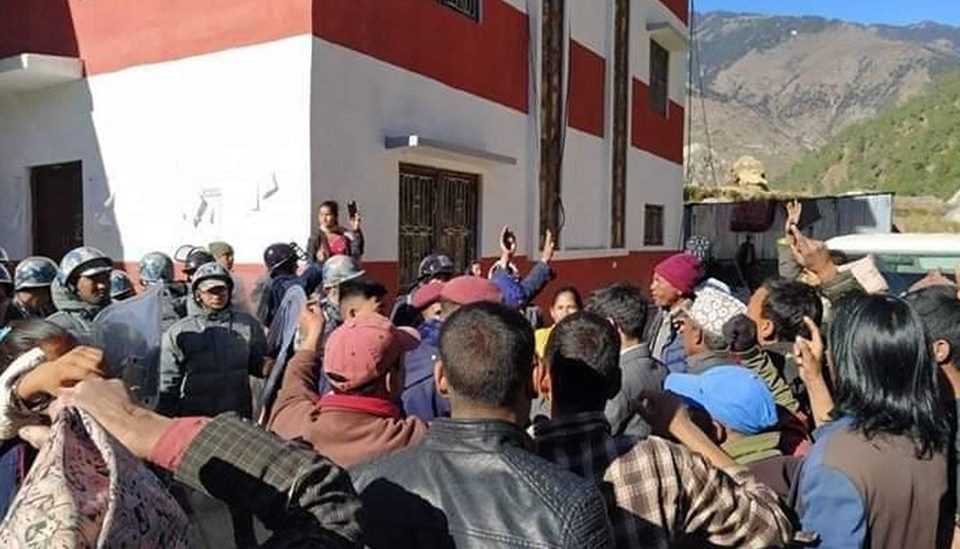 स्थानीय तहमा ‘केन्द्र’ विवाद : जनतालाई सास्तीमात्रै