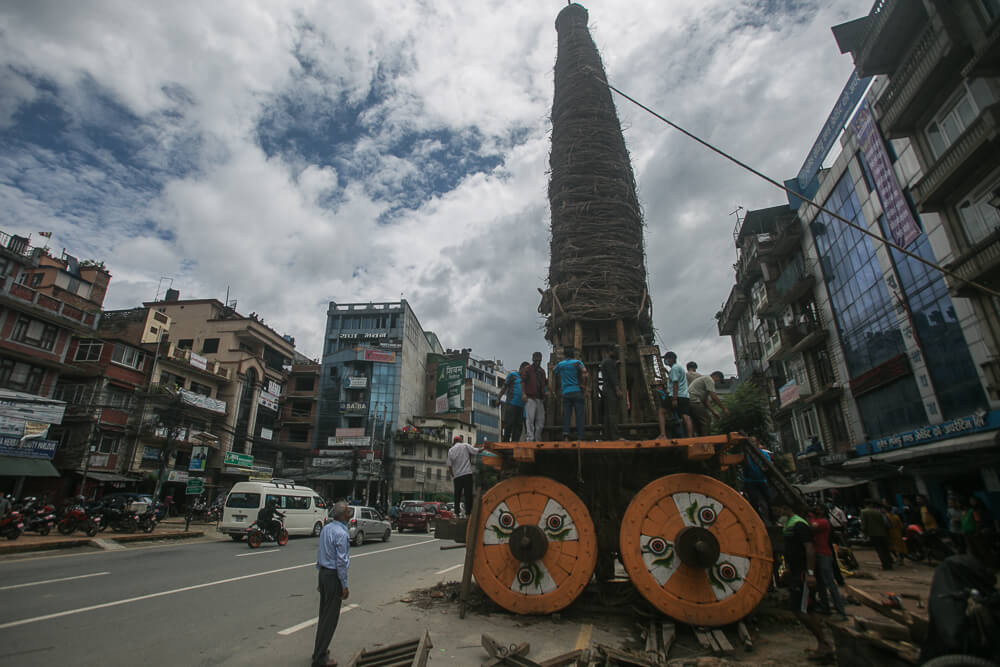 रातो मछिन्द्रनाथको रथ बनाउन धमाधम (तस्बिरहरु)