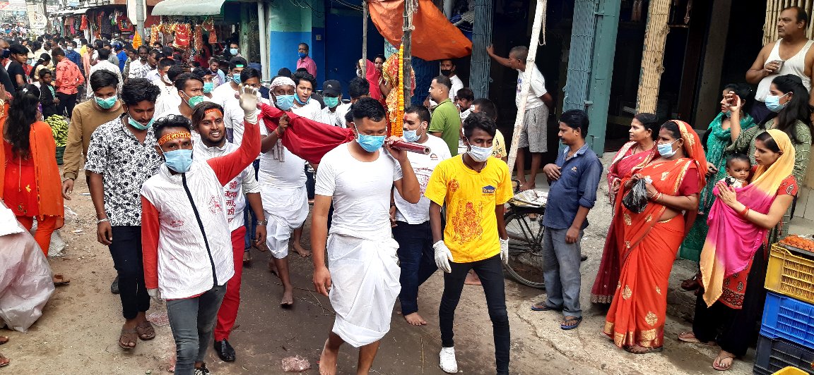 वीरगंजमा भित्र्याइयो फूलपाती, मन्दिर बाहिरै पूजापाठ (फोटोफिचर)