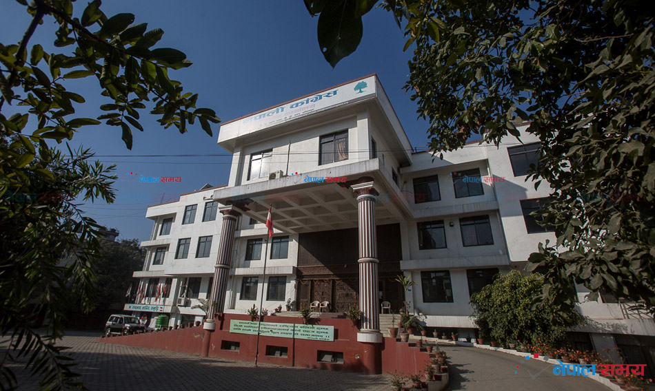 झन्डै अढाई घण्टा ढिला गरी कांग्रेस बैठक सुरु