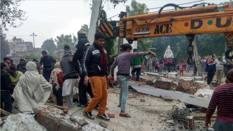 भारतको नयाँदिल्ली नजिक मसानघाटमा छत खस्दा ४० बढी बेपत्ता