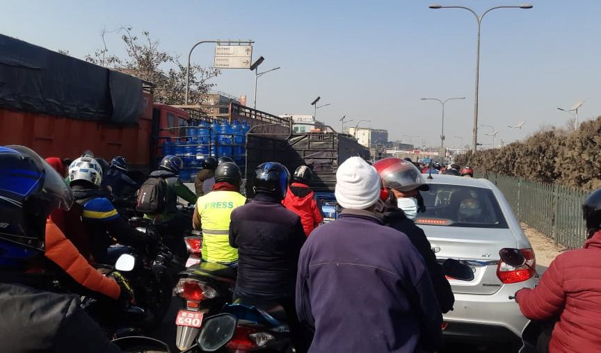 'रिस्क नलिनुस्' भन्दै सुरक्षाकर्मीले नै रोके सवारीसाधन