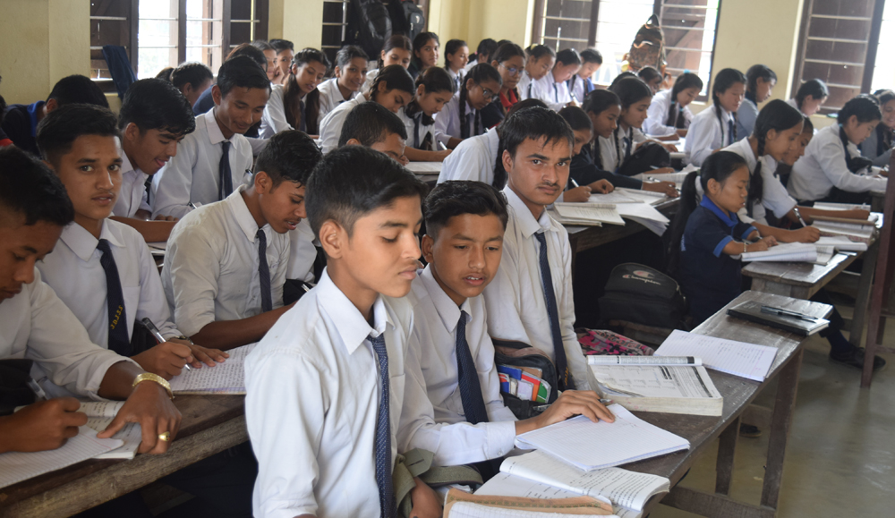 जगन्नाथ डेडराज माविमा खचाखच विद्यार्थी, निजी विद्यालय सुनसान