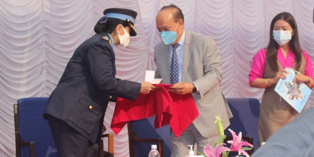राष्ट्रिय वाणिज्य बैंकद्वारा प्रहरी अस्पताललाई क्यूआर कोड र पीओएस मेसिन हस्तान्तरण