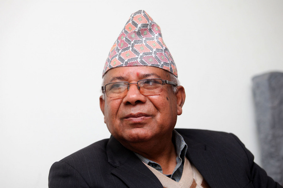 किन अझै दोधारमा फस्दै छन् माधव नेपाल?