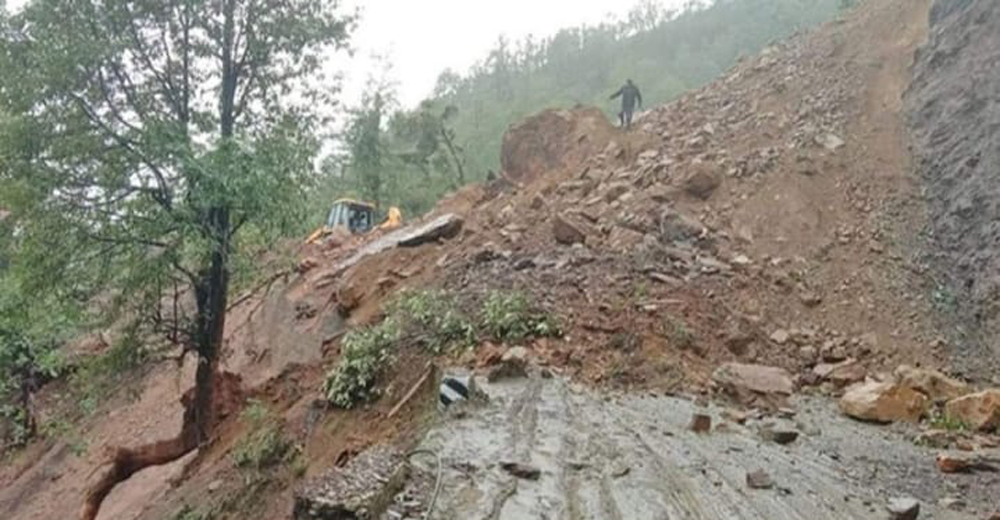 भीमदत्त राजमार्ग अवरुद्ध, सात जिल्लाका हजारौँ यात्रु अलपत्र