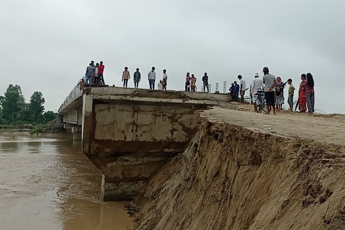 बाढीले ‘लण्डन ब्रिज’ भत्कियो, पक्की पुलसँगको लिंक रोड बगायो