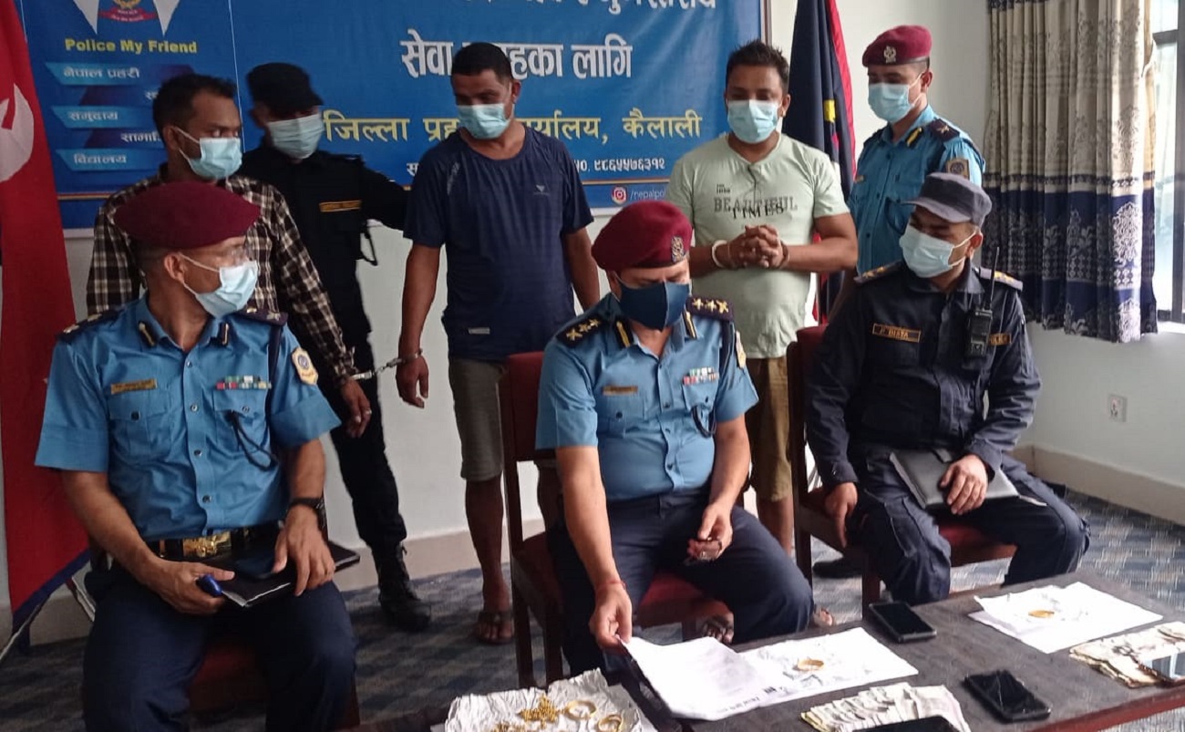 करिब आधा किलो सुनसहित कैलालीबाट तीन जना पक्राउ