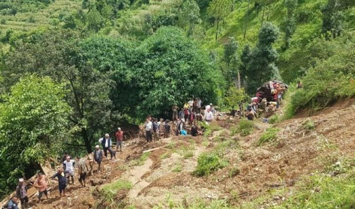 बैतडीमा पहिरोले बगायो दुई घर