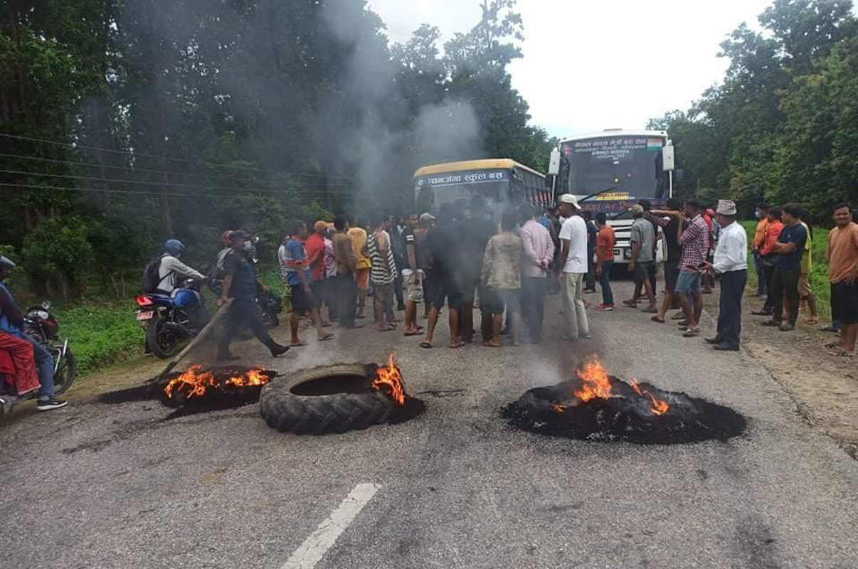 एम्बुलेन्सको ठक्करबाट साइकल यात्रीको मृत्यु भएपछि गुलरिया बजारमा चक्काजाम