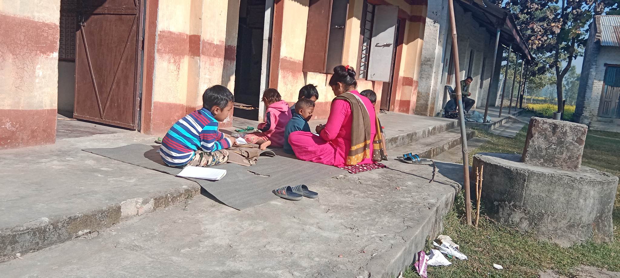 कञ्चनपुरको महाकाली आधारभूत विद्यालय, जहाँ ३ शिक्षकले पढाउँछन् ६ विद्यार्थी