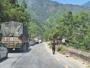 ट्रक पल्टिँदा अवरुद्ध नारायणगढ-मुग्लिन सडक एकतर्फी खुला