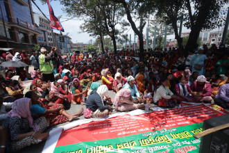 लघुवित्त पीडितकाे माइतीघरमा आन्दोलन, पूरा भयाे १ महिना १० दिन 