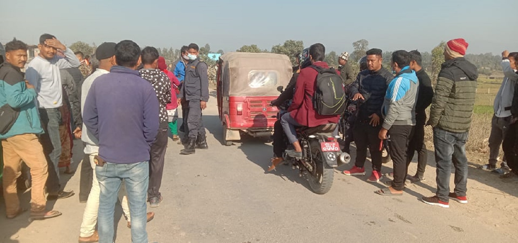 भाडा दर घटाउनुपर्ने माग गर्दै हुलाकी सडकमा अवरोध