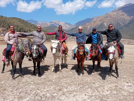 घोडचढीमा रमाउँदै आन्तरिक पर्यटक