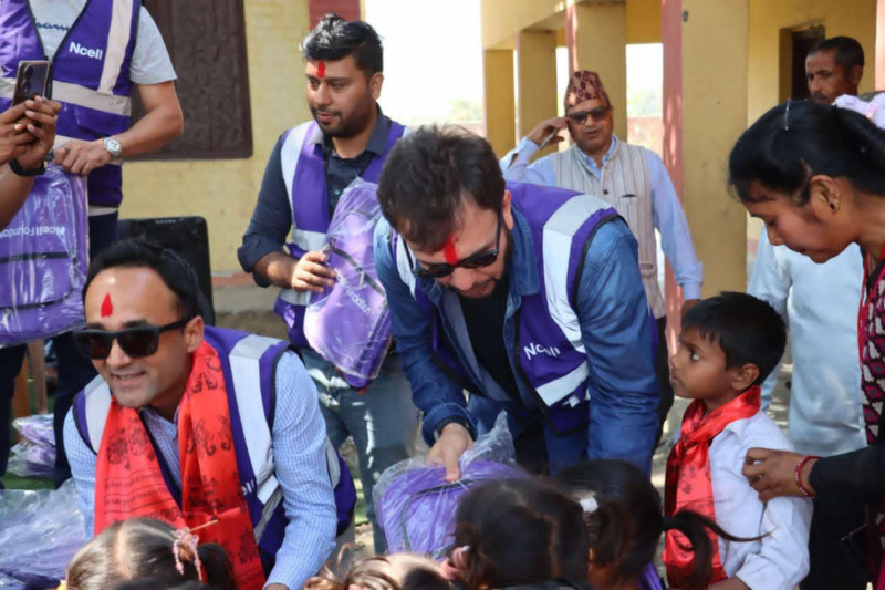 एनसेलले थाल्यो एनपीएलका चौकावापतको शैक्षिक सामग्री वितरण, ४४६ विद्यार्थीले पाए