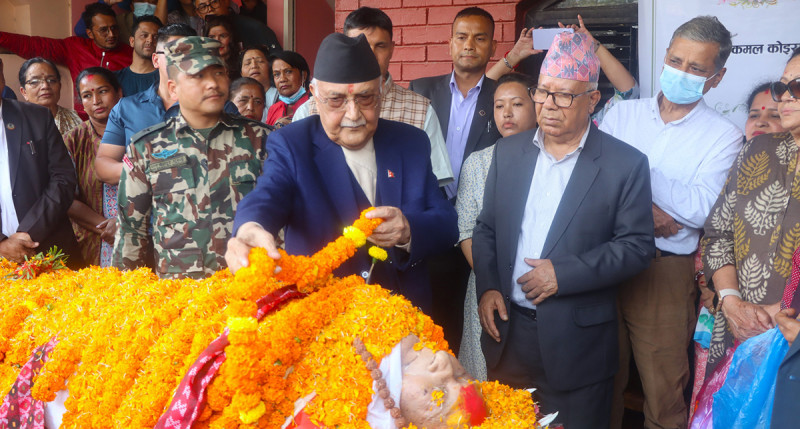 दिवंगत कमल कोइरालालाई श्रद्धाञ्जली दिन पहिलोपल्ट नेकपा एसको कार्यालय पुगे प्रधानमन्त्री