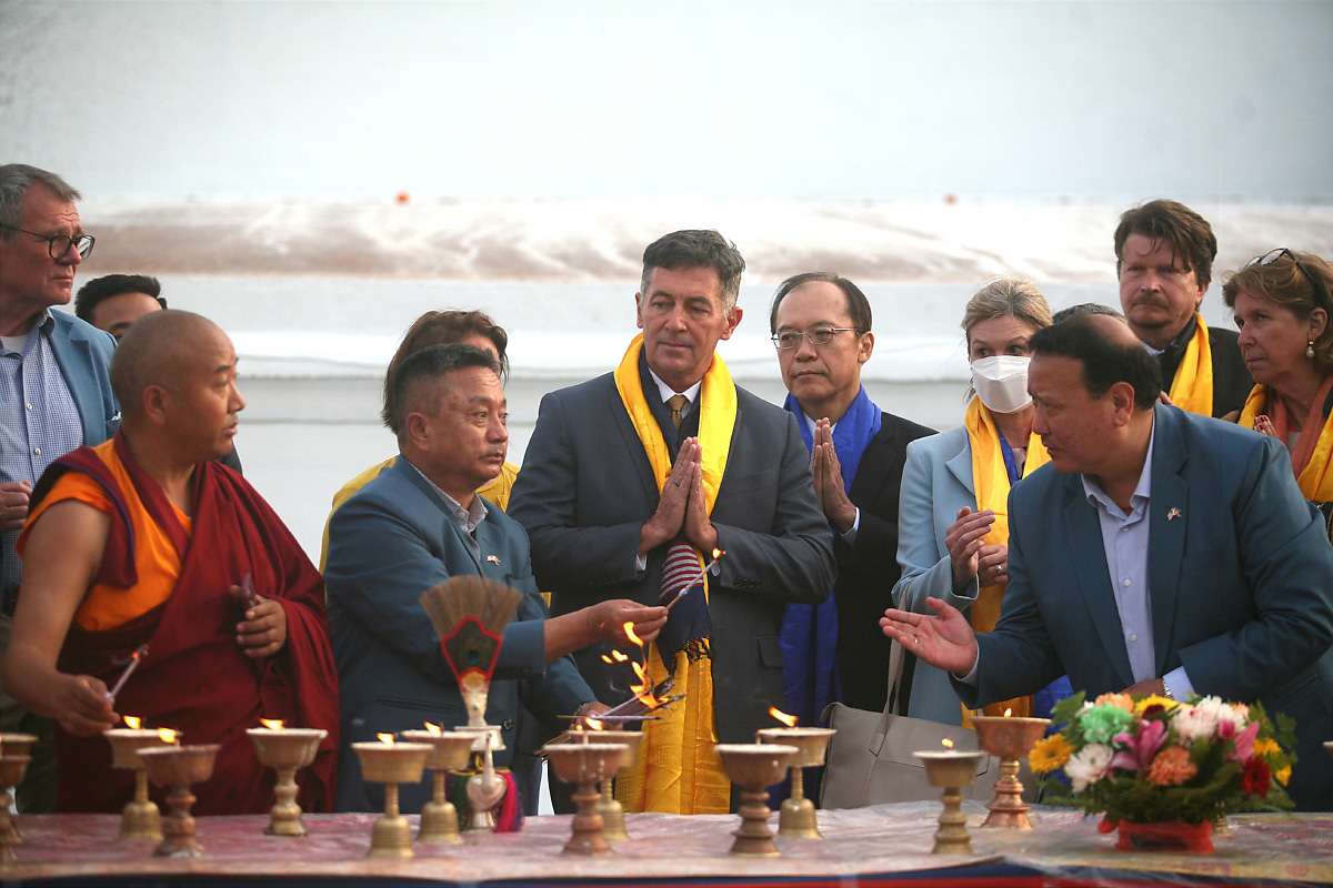 युक्रेनमा शान्तिको कामना गर्दै राजदूतहरुद्वारा दीप प्रज्‍जवलन (तस्बिरहरु)