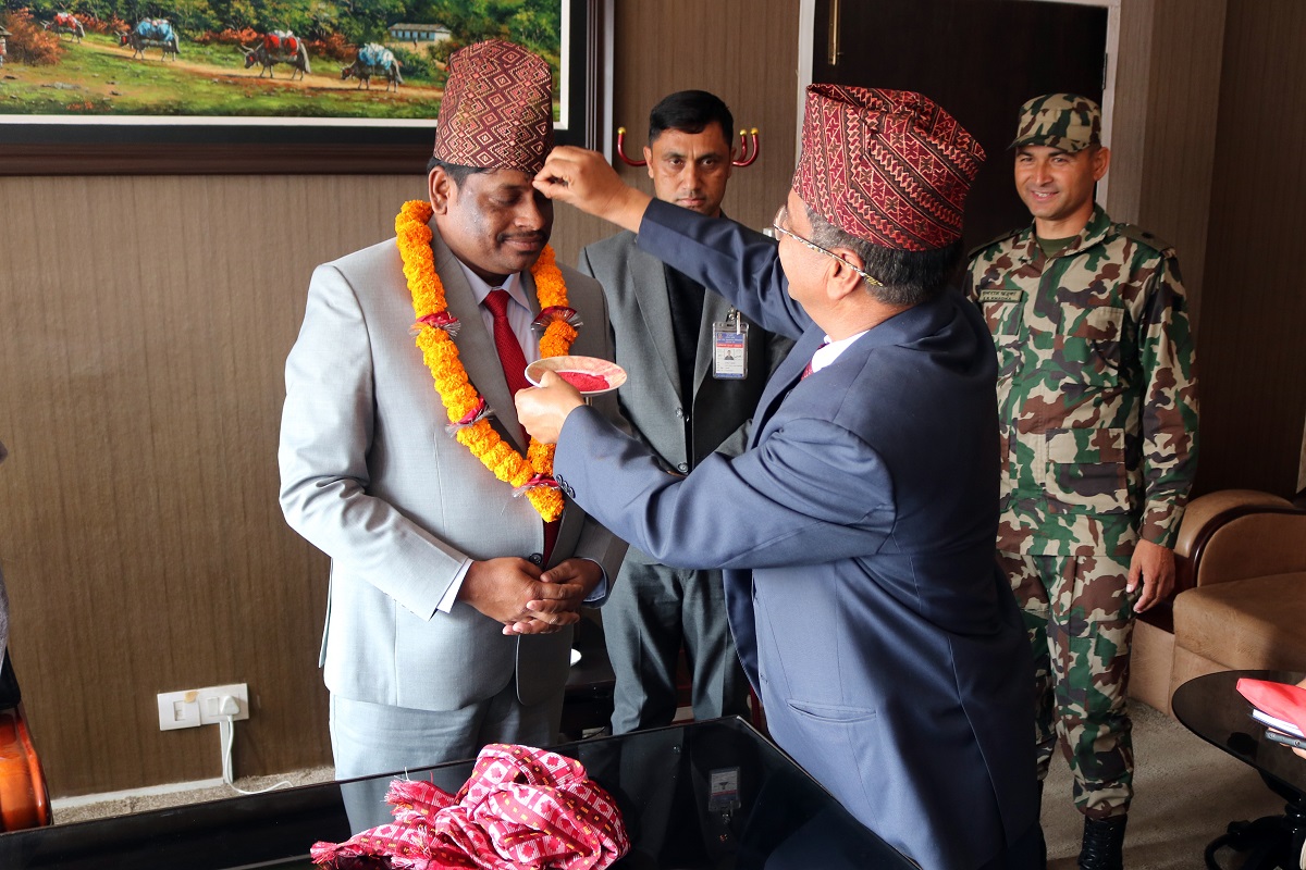 खानेपानीमन्त्री खानले सम्हाले पदभार