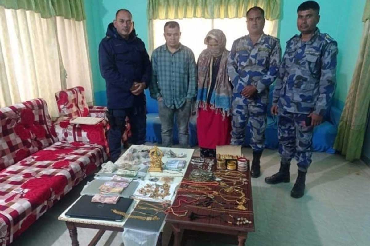 भारतबाट चोरेर ल्याएको सुनका गहना र विभिन्‍न देशका मुद्रासहित दुईजना पक्राउ