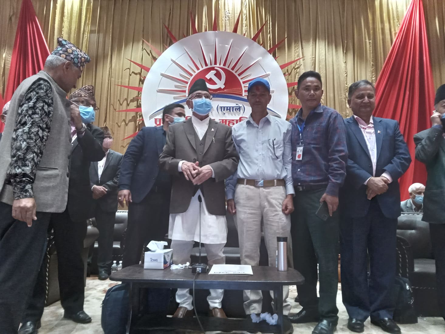 कांग्रेसका वडाध्यक्ष पार्टी प्रवेशको महिना दिन नपुग्दै एमाले पालिका अध्यक्ष