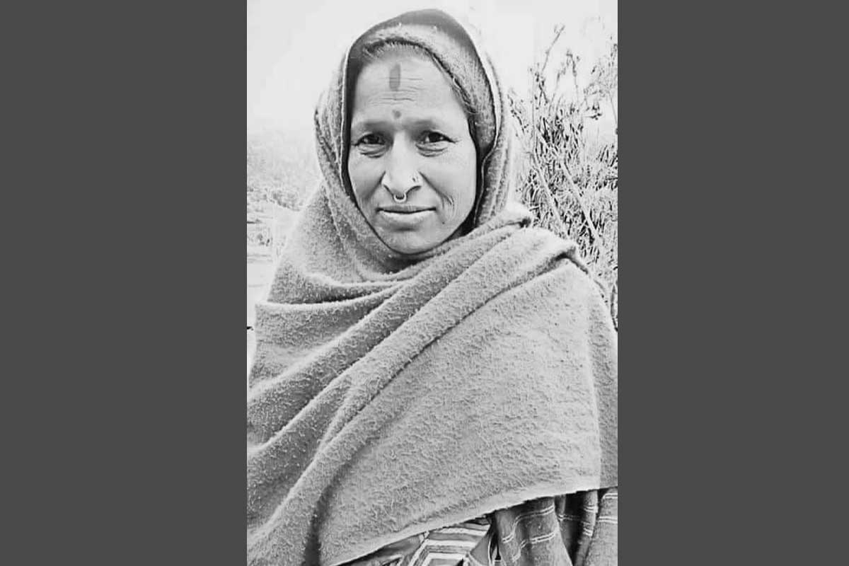 डोटीमा भिरबाट लडेर एक महिलाको मृत्यु