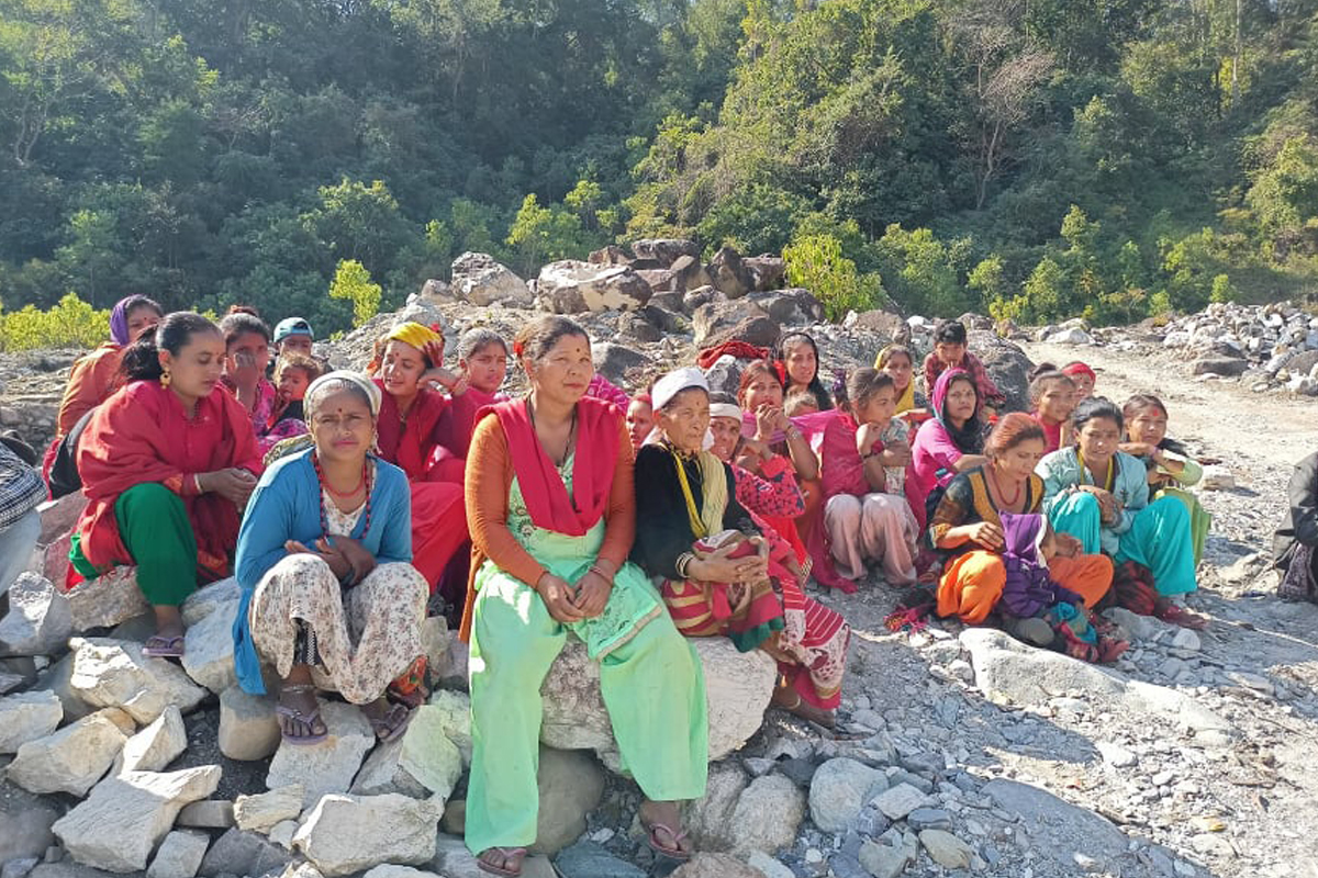 'सुविधा केइ नाइँ, जोखिम मोलेर घरमै बच्चा जन्माउँदा छौं'
