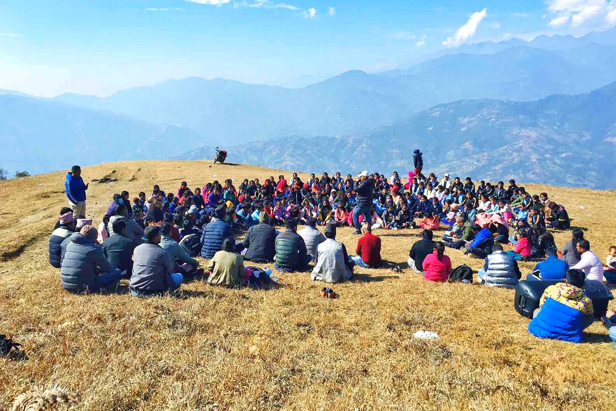 विद्यार्थीलाई वनभोजसँगै मनोपरामर्ष