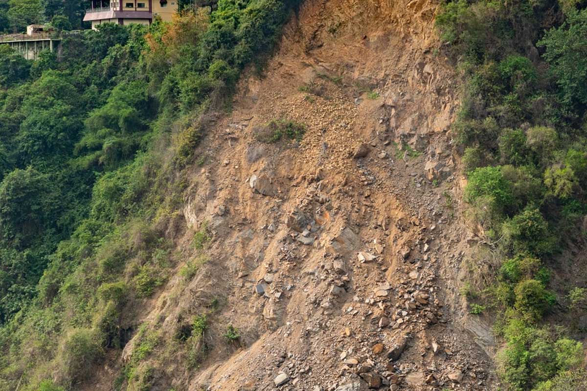 डोटीमा बाढीपहिरामा मृत्यु हुनेको सङ्ख्या १६ पुग्यो