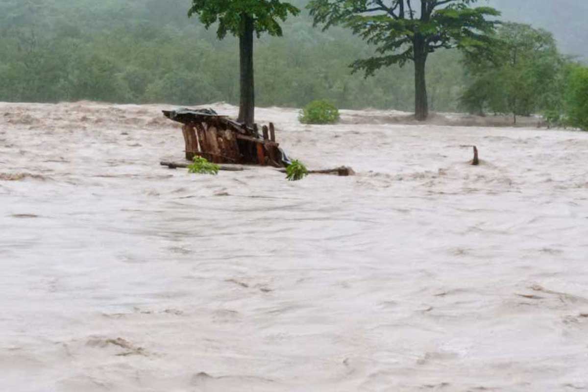 महाकालीको टापुमा फसेका पाँच जनाको हेलिकोप्टरमार्फत उद्धार