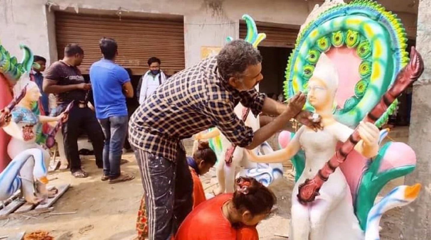 वसन्तपञ्चमीका लागि सरस्वतीको मूर्तिमा सीप निखार्दैछन् कुम्हाल