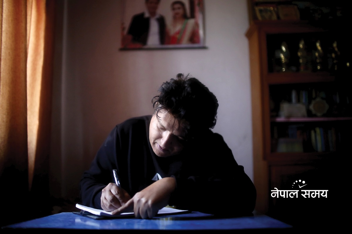 लोक-दोहोरीका 'फुलटाइमर' गीतकार प्रह्लाद जसका शब्दले बजार पिटिरहेका छन्