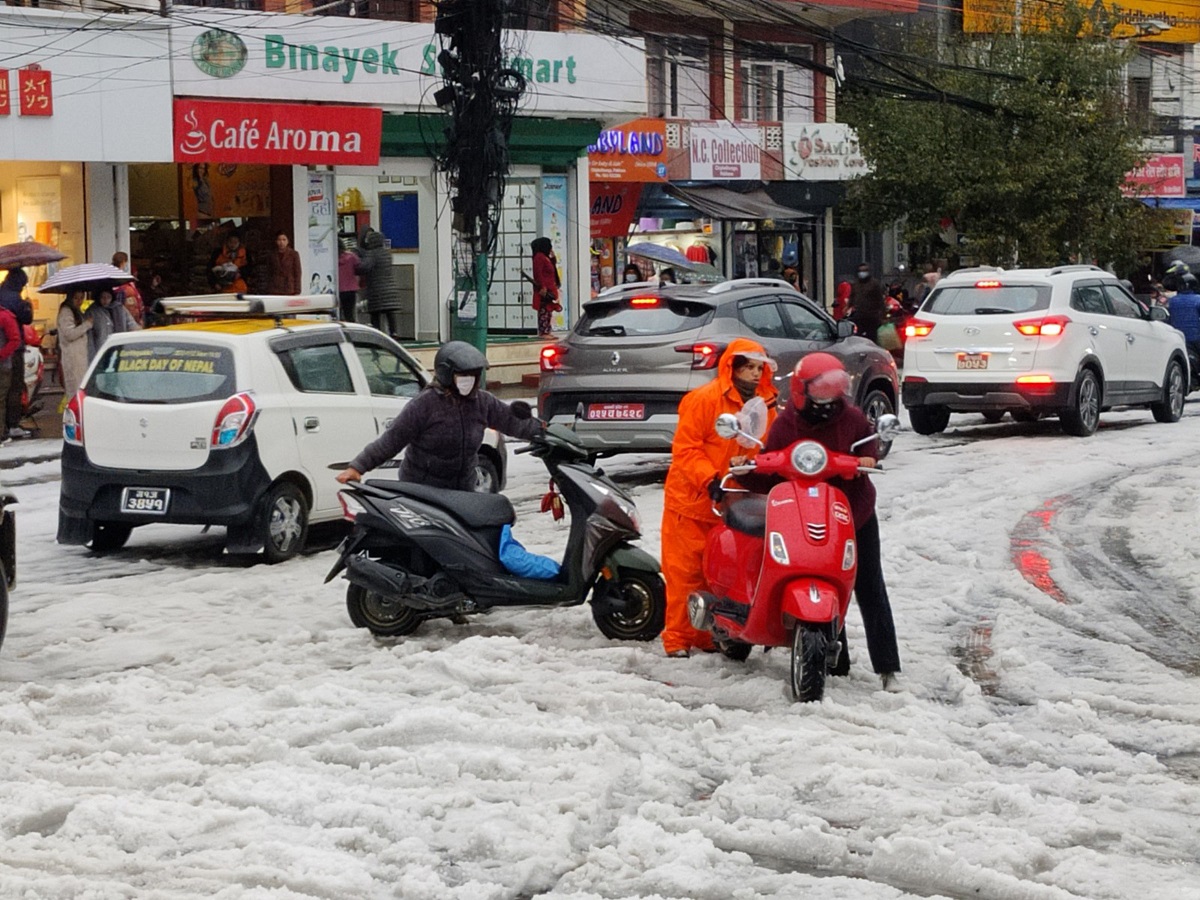 पोखरामा सडक नै अवरुद्ध हुनेगरी असिना [फोटोफिचर]