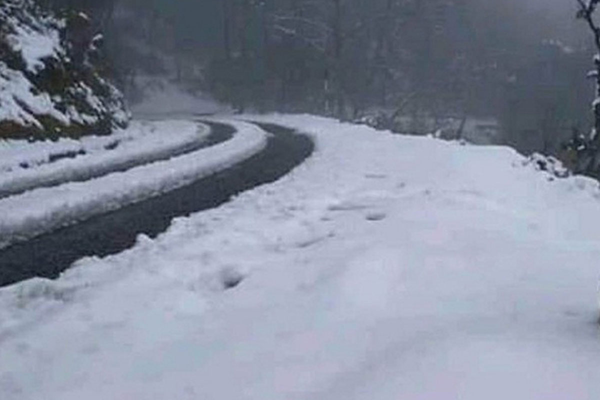 हिमपातले अवरुद्ध राजमार्ग नखुल्दा यात्रुलाई सास्ती