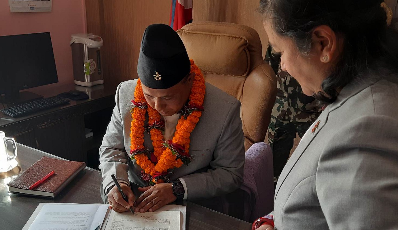 नवनियुक्त शिक्षामन्त्री खनालले सम्हाले कार्यभार