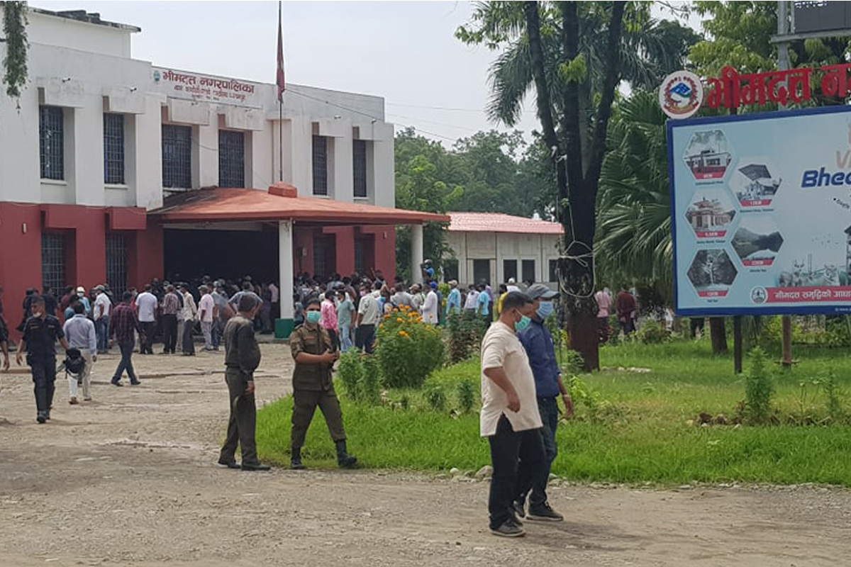 कञ्चनपुरमा शिक्षक र प्रहरीबीच झडप, १५ जना घाइते
