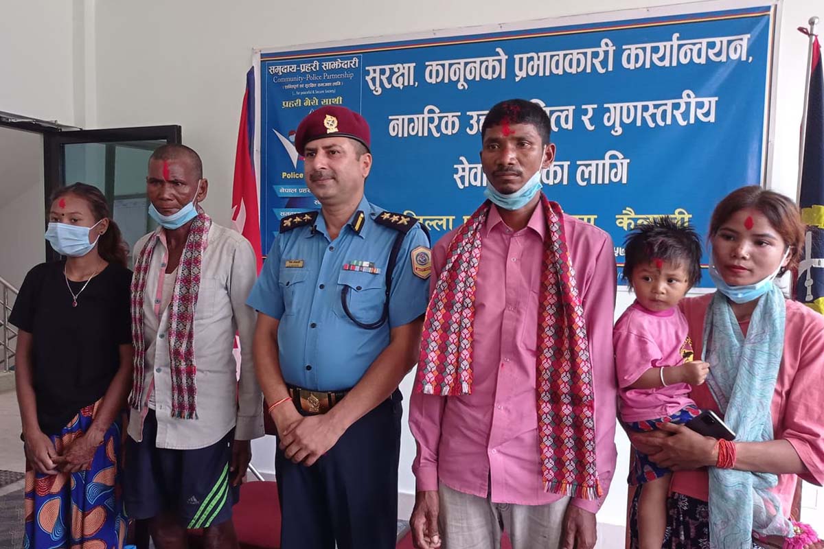 ३३ वर्षपछि बुवासँग भेट गर्दाको खुसी