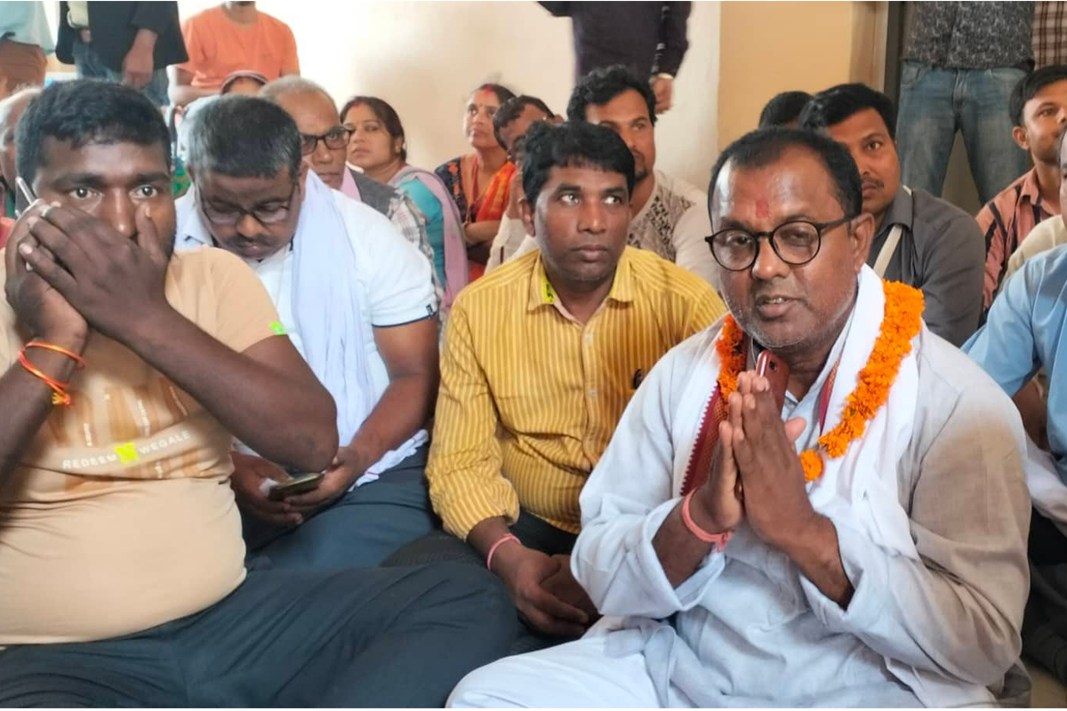 चुनाव चिन्हमा असन्तुष्टि जनाउँदै धर्नामा बसे मेयरका उम्मेदवार