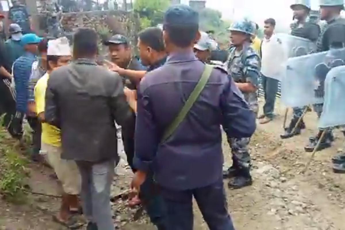 बुढीगंगाको त्रिशक्ति मावि मतदान केन्द्रमा तनाव, प्रहरीद्वारा हवाई फायर