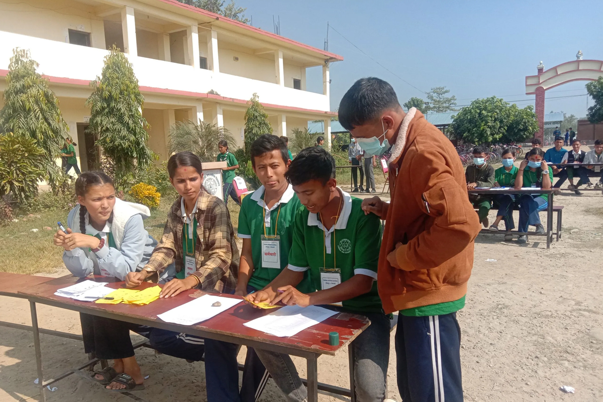 विद्यार्थीलाई नमूना मतदान भन्छन् : अभिभावकलाई सिकाउँछौँ