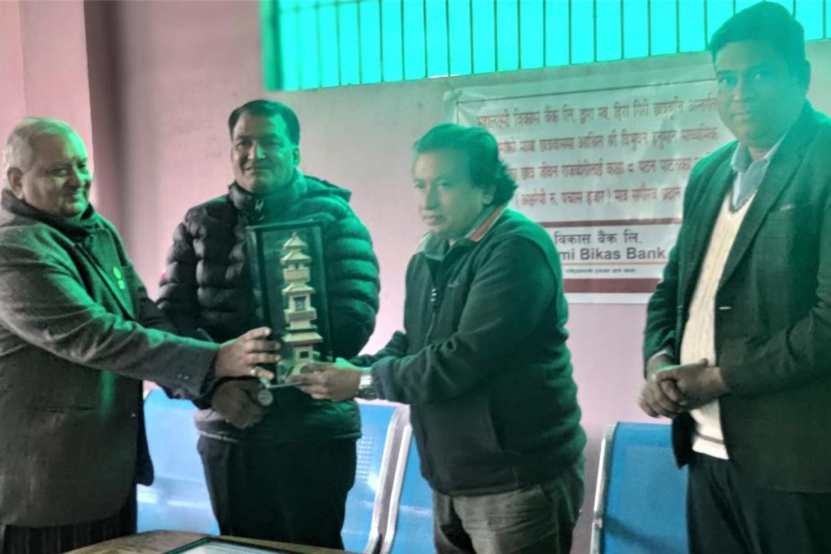 महालक्ष्मी विकास बैंकद्वारा हिरा गिरी जेहेन्दार छात्रवृत्ति वितरण