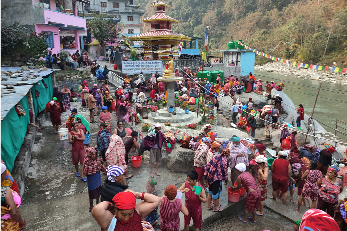 रोग निको हुने विश्वासमा कुण्ड स्नान