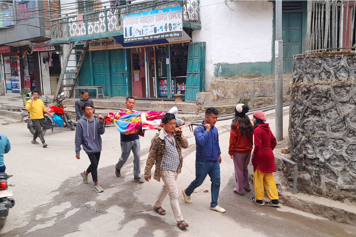 सडक छ तर छैन एम्बुलेन्स