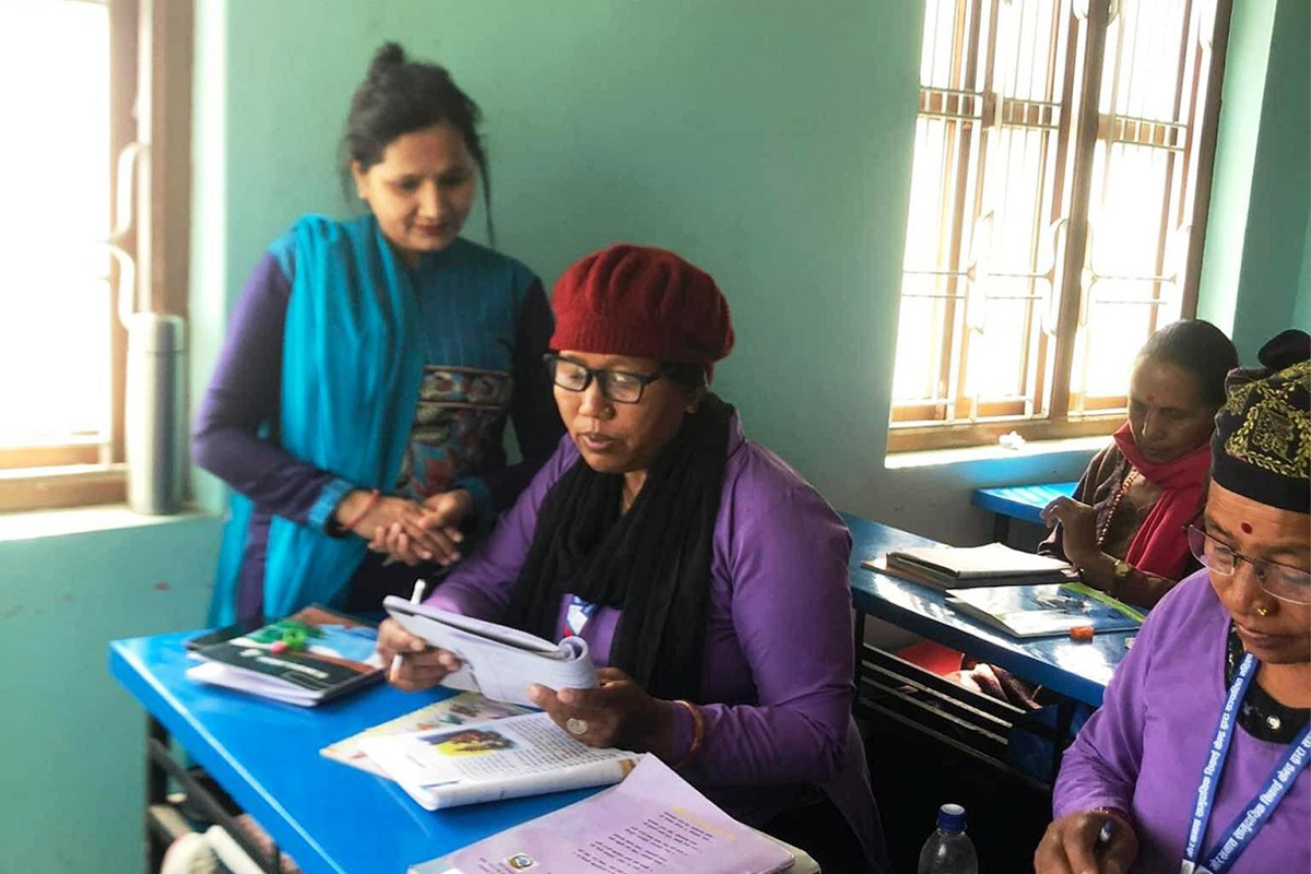 आमाहरूलाई कखरा सिकाउँदै लता