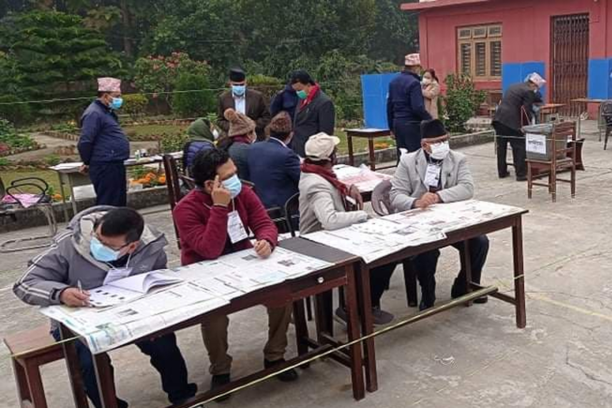 प्रदेश १ मा सामाजिक विकासमन्त्री यादवले गरे पहिलो मतदान