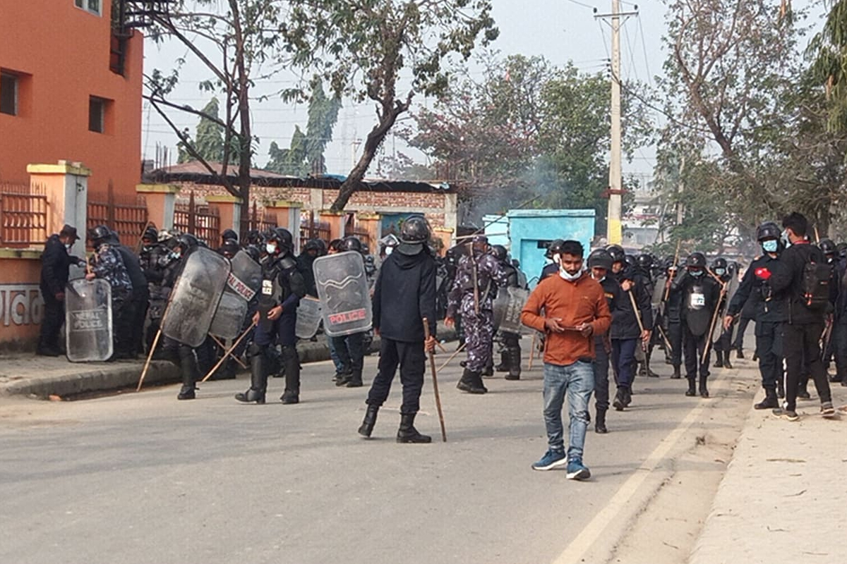 मतदानस्थल नजिकै सीके राउतका कार्यकर्ता र प्रहरीबीच झडप
