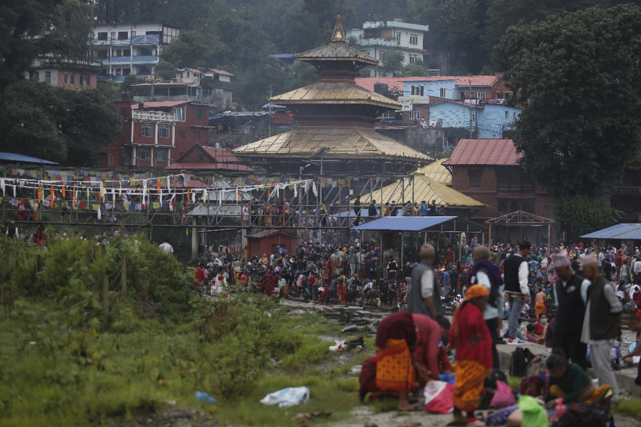 दिवङ्गत पिताको स्मरण गर्दै गोकर्णेश्वरमा पितृ तर्पण [तस्बिरहरू]