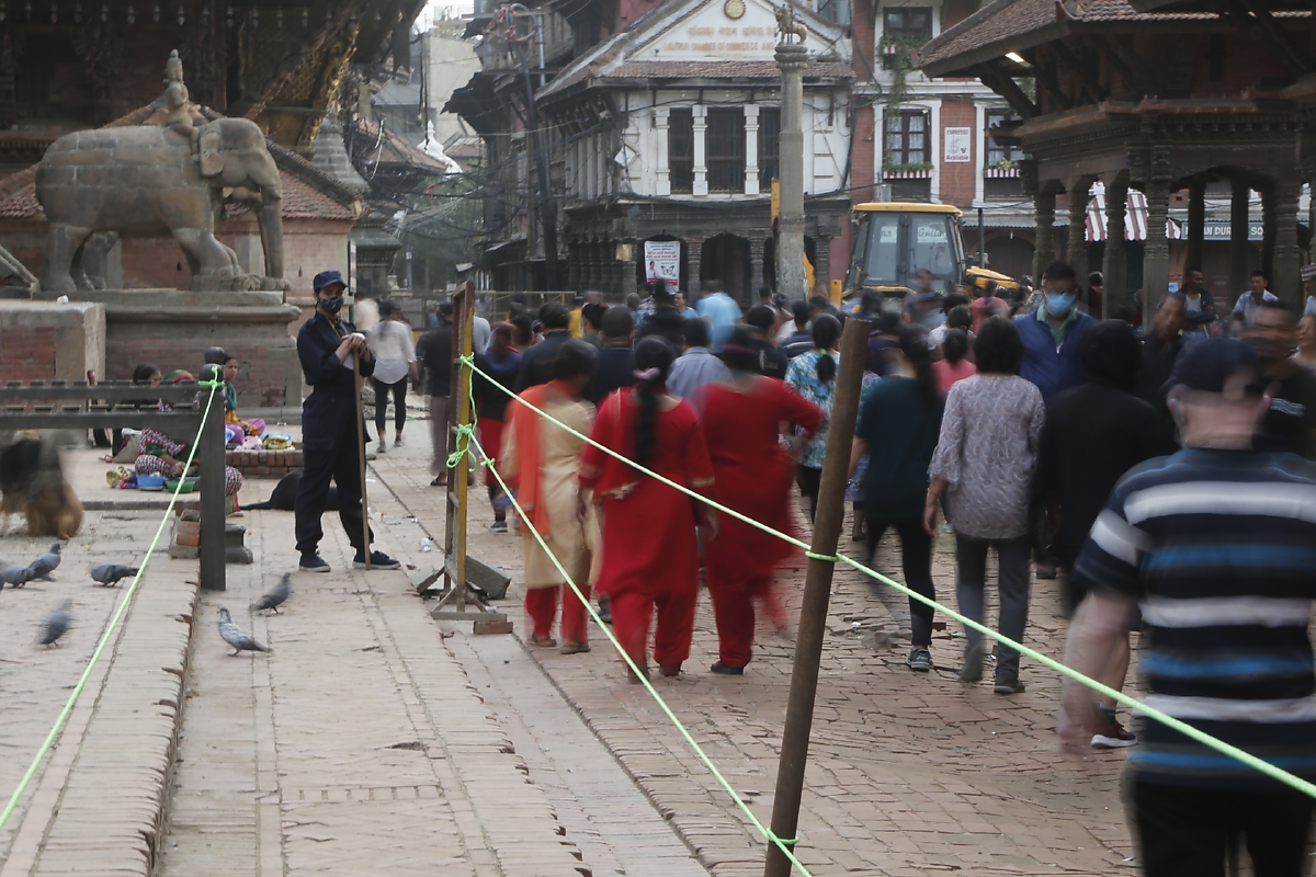 बिहानैदेखि मतदाता लाइनमा [फोटो फिचर]