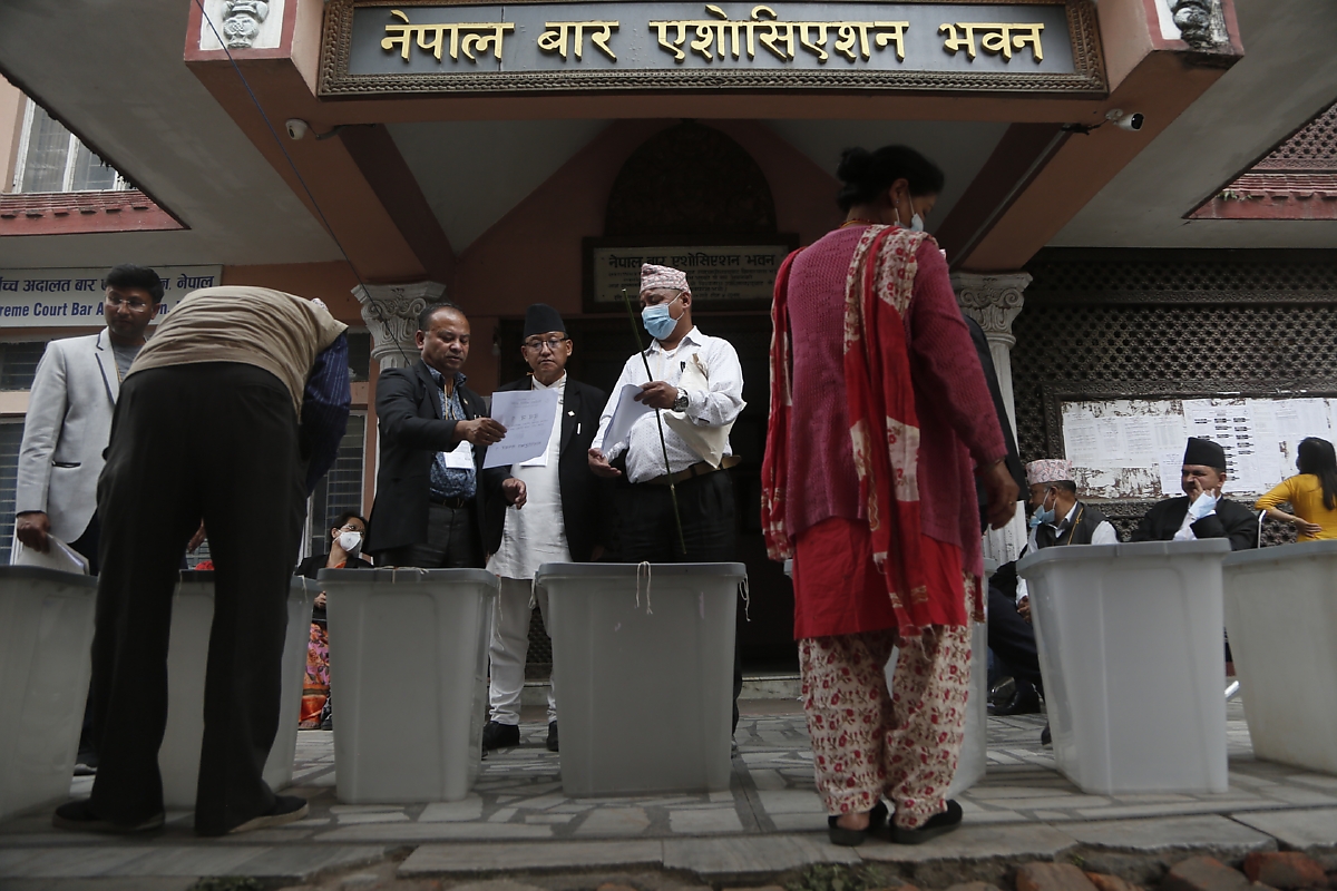 बाह्र तस्बिरमा बार निर्वाचनको दृश्य